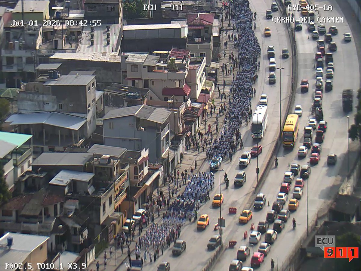 ecu911sambo's tweet photo. 🎉 #Guayaquil | A través de cámaras de #VideovigilanciaECU911 se brinda monitoreo al pregón estudiantil por las Fiestas Julianas que se desarrolla en la Av. Pedro Menéndez.

📹 Desde el #ECU911 se mantiene seguimiento permanente de esta actividad para apoyar la coordinación con las instituciones competentes y atender de manera oportuna cualquier eventualidad.

🚗Conduce con precaución y disminuye la velocidad cuando te acerques a este punto. 

#LíneaÚnicaParaEmergencias
