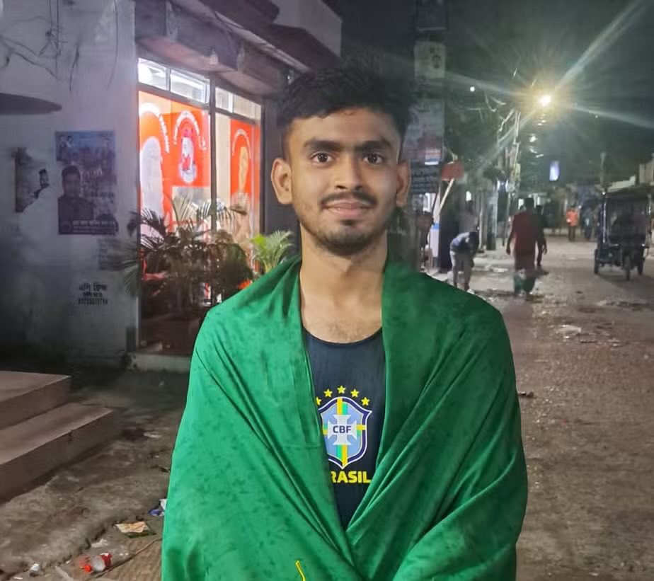 futebol_info's tweet photo. 🇧🇩🇧🇷 SENSACIONAL! Torcedor de Bangladesh, Muhammad Shakib fala sobre a paixão do país pela Seleção Brasileira: 'Um amor que vai de geração em geração'.

Durante a Copa do Mundo, o país asiático vive o torneio em clima de festa, com ruas pintadas de verde e amarelo e comemorações que avançam pela madrugada.

• Aspas de Muhammad Shakib, que começou a torcer pelo Brasil em 2010 por influência dos pais, fãs de Kaká:
“A relação entre o povo de Bangladesh e a Seleção Brasileira é única. É um amor que vai de geração em geração. Quando chega a Copa do Mundo, o país parece pintado de verde e amarelo. A cada gol do Brasil, as ruas se enchem de gente comemorando. Não é apenas um jogo, é como um segundo tipo de parentesco.”

“Mesmo  com os jogos de madrugada, nós assistimos a todos. Nosso amor pelo Brasil é tão forte que encontrar tempo nunca é um problema. A empolgação de ver a Seleção supera qualquer dificuldade, e isso significa muito para nós.”

“Estou confiante de que o Brasil vai conquistar a Copa do Mundo. Com um elenco formado por jogadores de classe mundial como Vinicius Jr, Endrick, Casemiro e o técnico Carlo Ancelotti, o time está em um nível incrível.”

“Cresci assistindo às jogadas brilhantes de Neymar, e suas habilidades com a bola sempre me deixavam completamente impressionado. Por isso, meu amor não é apenas pelo jogador, mas pela emoção que ele desperta.”

Shakib disse ainda que tem 3 sonhos: conhecer Neymar, ver o Brasil ganhar uma Copa do Mundo e assistir a um jogo no estádio.

🗞️ @OGlobo_Esportes 
📸 Arquivo pessoal