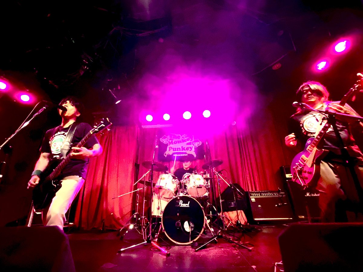 themonkeypunkey's tweet photo. 6/28(日)天満橋RAW TRACKSありがとうございました
足を運んでくれた皆さま✨
対バンの皆さま✨
スタッフの皆さま✨
大変ありがとうございました🙇‍♀️

さてさて…
次回はカバー曲お披露目出来るのでしょうかーーー
次回は7/26(日)尼崎BASSでー🎸 https://t.co/2ODTvXpjj1