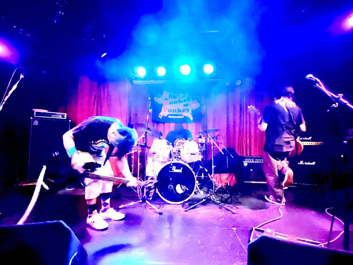 themonkeypunkey's tweet photo. 6/28(日)天満橋RAW TRACKSありがとうございました
足を運んでくれた皆さま✨
対バンの皆さま✨
スタッフの皆さま✨
大変ありがとうございました🙇‍♀️

さてさて…
次回はカバー曲お披露目出来るのでしょうかーーー
次回は7/26(日)尼崎BASSでー🎸 https://t.co/2ODTvXpjj1