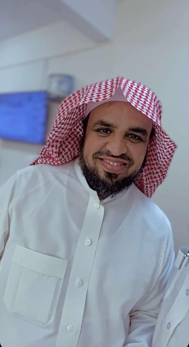 KNews2030_KSA's tweet photo. *برك والديك غير قابل للنشر*

*عايض بن محمد العصيمي* 
@ayed_alosimi 

ليس من البر ولا من الأدب: تصوير الوالدين في مقاطع مضحكة،وجعلهم محلاً للسخرية والضحك والتهريج بين الناس؛وجعلهم مصدراً للفكاهة وضحك المتابعين، واللهث وراء الشهرة على حساب:قلة الأدب مع الوالدين للأسف!بعد أن تم انتهاز غفلتهم وعورتهم في:جلسة،أو حديث، أو أكل،أو شرب،أولبس خاص يلبسه في البيت أوغيره؛ 
إذ أن لكل شخص خصوصية يتمتع بها في بيته وجلوسه ومزحه مع أبنائه وبناته وأحفاده وذرية بيته.
وهذه الظاهرة:الجديدة الغريبة السيئة على مجتمعنا،جاءت مع تطور وسائل التواصل الاجتماعي مع جيلنا الجديد (أصلحه الله) لم تكن في مجتمعنا الأول الذي فرض على الجميع احترام الوالدين وتقديرهم. 
ومن التفاهات بمكان أن وصل الحال ببعضهم أنه ينبه ويعلن لمتابعيه أنه:دخل على أحد والديه وأنه سيقوم بعمل مقلب أو طقطقه على والدته أو أبيه، أو عمل مقابلة ساذجة مع أحد والديه،ونشر ذلك كله لغرض الضحك والسخرية. 
سؤالي:كيف يتجرأ هذا وأمثاله أن يفعل ذلك؟!وأن يصور ويضحك ويضحك الناس على والديه لزيادة شهرته ومتابعيه، كم ينقصنا الأدب مع الوالدين، 
للأسف أغلب هذه المقاطع الرخيصة أخلاقياً قد يكون فيها وقعٌ على قلب والديه وأقاربه ومحبينهم؛الذين يرون لوالديهم المكانة العظمى،والمنزلة العالية، والتي اسقطها هذا الابن أو الحفيد بتصويره وسخفه ! فهذا الأسلوب الشوارعي(عذراً) لا يجوز وغير لائق مع الوالدين.
لا ينبغي لنا جميعاً أن نجعل والدينا مادة إعلامية دسمة يشاهدها العالم للضحك والسخرية والاستخفاف والتصوير السخيف ونشر صورهم ومقاطعم في برامج التواصل الاجتماعي ليسخر منهما العالم. 
ومما يزيد القلب كمداً وحسرة: أن بعضاً من أبنائنا وبناتنا يحترم الغريب أو الصديق أشد احتراماً من والديه،وقد يظهر أمام متابعيه بتصويره أنه بار بوالديه بتقبيل يديه أو راسه أو الحديث معه بمقطع مبتذل وممقوت،واظهار البر والمعروف والعلاقة المصورة مع والديهما وكأنه معروف يقدموه للوالدين، ولا يعلموا أنه أدب وواجب ملزمون به شرعا وعرفا:
(وبالوالدين إحسانا)،(وقضى ربك آلا تعبدوا إلا إياه).
أمك وأبيك:هم تاج رأسك وشرفك وعزك وأغلى مالديك في هذا الكون الذي تتنفس فيه. 
أسألوا:من فقد والديه بماذا يحس؟! وماذا يتمنى؟!
هناك مقاطع كان الواجب فيها أن تنشر ولا تكون،وهي غير قابلة للنشر. 
اعلم:أن ضحكك ومداعبة والديك ومزاحك معهما في جوها العائلي المعهود ينبغي أن لا يطلع عليها الناس؛ولا يشاهدها أحد!
ومن الصور السيئة كذلك للعقوق:تصحيح وتصوير أخطاء الوالدين أمام كمرته لمتابعية والضحك عليهما في كلمة لا يحسن نطقها والده،أو أمر لا يعرفه،ويخرجه للناس:جاهل رجعي لا يعرف شيء في زمنه  مع مزح ساقط في قوله وفعله، 
وليس كذلك:من الأدب مع الوالدين أن تكون في حضرتهم: (الحاضر الغائب) تتحدث معهم بجسدك دون قلبك وشعورك منشغل عنهما في هاتفك وخصوصياتك،استمع وانشد وركز جيداً لحديثهم (وسواليفهم) ولو أعيدت لك ألف مرة..اضحك لنكتتهم ولطرفتهم وإن لم ترق لك تلك الطرفة والحكاية،فأنت تفعل ذلك مرات مع أصدقائك ومحبيك هذا كله من البر والإحسان،اشعرهم بالبر والصلة والعطف واللطف والحنان والآمان.
هذا كله من العقوق وسوء وقلة الأدب والمعروف،فلا يجوز الضحك والسخرية على صدور خطأ من والديك.
لذا اقترح على الجهات المختصة المسؤولة:أن تضع حداً لهذه السخافات،ولحفظ حقوق الوالدين وكبار السن من طيش السفهاء،وإلزام الجميع بتقديرهم واحترامهم وإنزالهم منزلتهم اللائقة بهم،فكما أن هناك حقوق للأطفال وجمعيات لحمياتهم،فكذلك حبذا لو وضعت أنظمة ولوائح للحد من هذه السلوكيات الخاطئة مع كبار السن وحفظاً لكرامتهم وحقوقهم المنتهكة من سفهاء المجتمع.
وليعلم ويتعلم ويقرأ  الجميع جيداً بكامل أطيافه(أبناء وبنات،طلاب وطالبات، معلمين ومربين وخطباء إعلاميين..): أن حقوق الوالدين ليست حقوق نظرية صورية شكلية تدرس فقط في الكتب،وتسمع في المساجد،ولا تطبق في أرض الواقع،(لا) بل هي أعمق وأدق؛ هي منهج حياة وأصل فطري خلقه الله وأوجده في كل مخلوقاته،والسعيد من أحسن الأدب مع والديه.
وأعلم أن:البر لا يبلى،والذنب لا ينسى،والديان لا يموت،اعمل ما شئت،فكما تدين تدان،والجزاء من جنس العمل،ولا يظلم ربك أحدا.
اللهم ارحمهما كما ربياني صغيرا.
     _______________
     عايض العصيمي