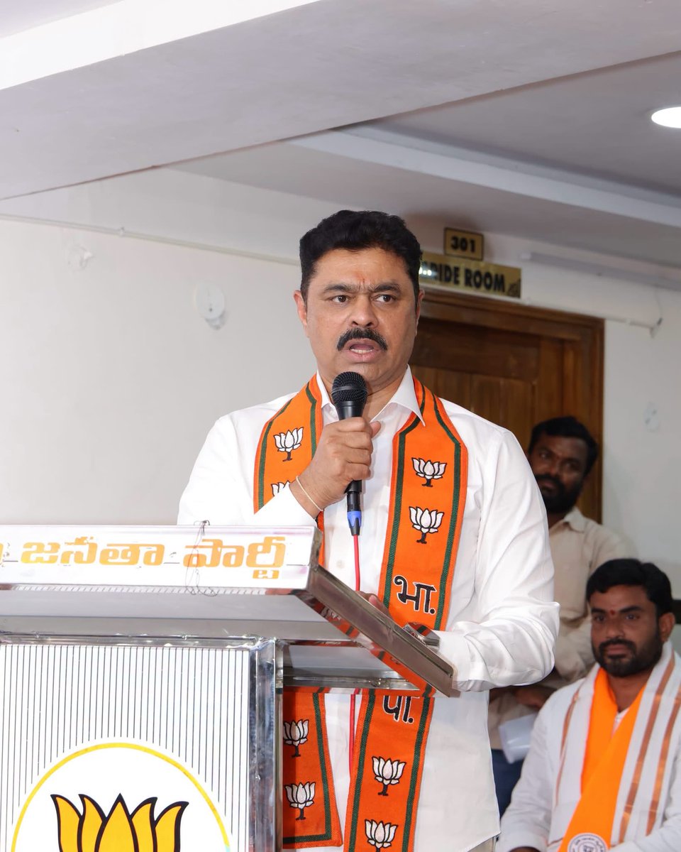 RameshSree17's tweet photo. భారతదేశ భవిష్యత్తు యువత చేతుల్లోనే ఉంది. దేశం కోసం సేవ చేయాలనే సంకల్పంతో ముందుకు సాగే ప్రతి యువకుడికి శ్రీ CM రమేష్ గారు శుభాకాంక్షలు తెలియజేశారు ఈ కార్యక్రమంలోరాష్ట్ర కార్యదర్శి సురేంద్ర మోహన్ గారు జిల్లాఅధ్యక్షులు పరమేశ్వరరావుగారుbjymఅధ్యక్షులు శ్రీరంగం రమేష్ గారు పాల్గొన్నారు https://t.co/NwLGHDRjsK