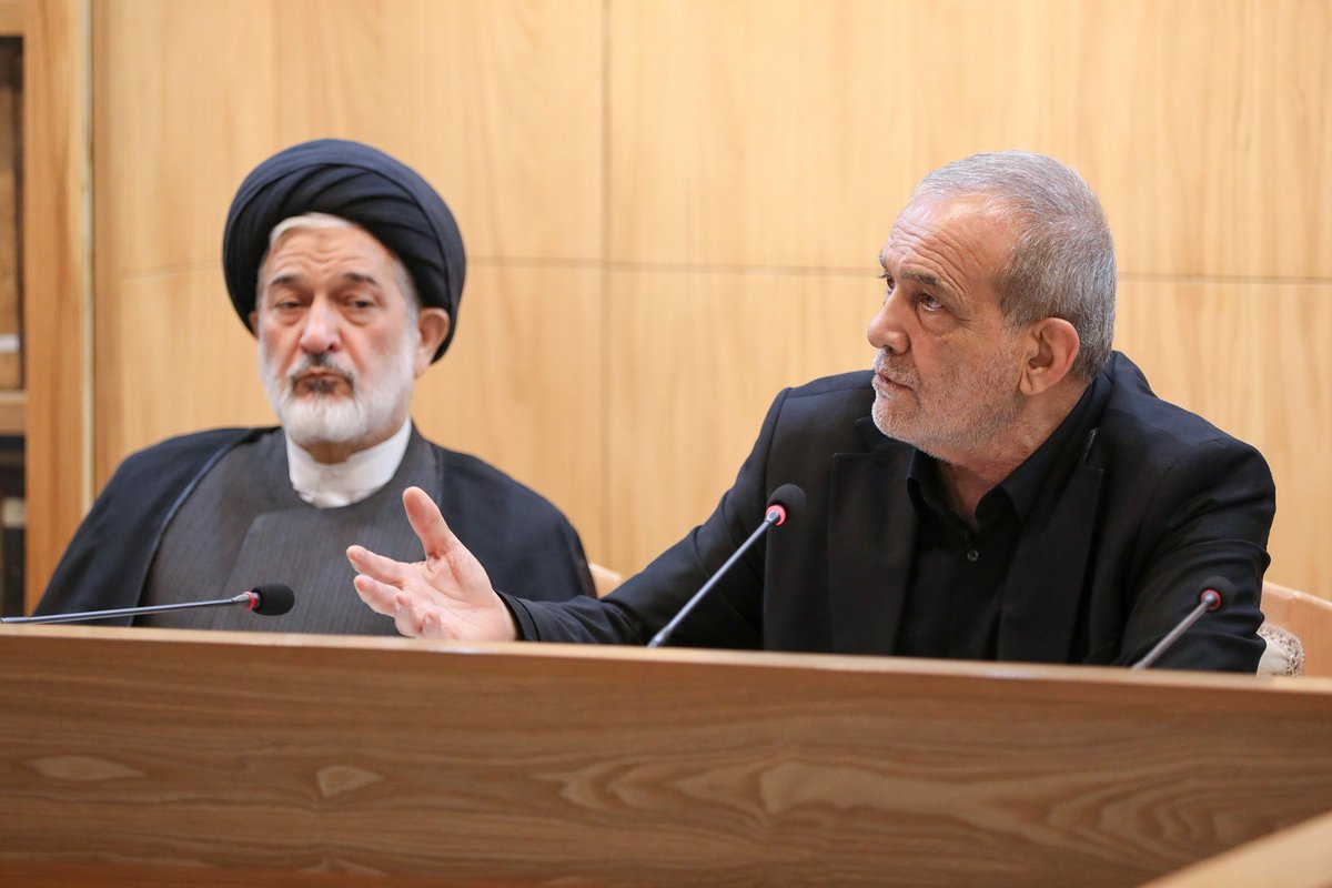 khademi_m33806's tweet photo. دیدار با جمعی از اساتید و فضلای حوزه علمیه قم
دکتر مسعود پزشکیان در جریان سفر خود به قم با جمعی از اعضای مجمع محققین و مدرسین حوزه علمیه قم دیدار و گفت‌وگو کرد. https://t.co/Fhy1ehy0Q7
