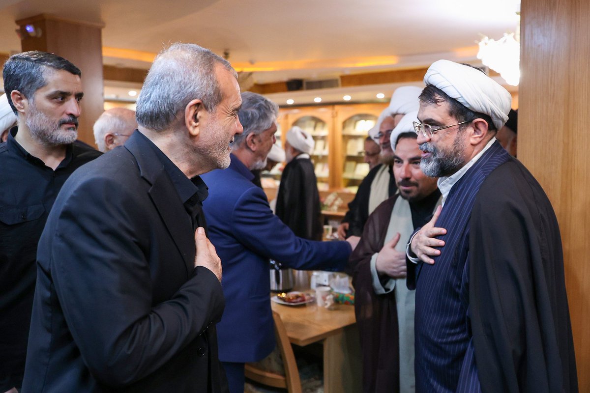 khademi_m33806's tweet photo. دیدار با جمعی از اساتید و فضلای حوزه علمیه قم
دکتر مسعود پزشکیان در جریان سفر خود به قم با جمعی از اعضای مجمع محققین و مدرسین حوزه علمیه قم دیدار و گفت‌وگو کرد. https://t.co/Fhy1ehy0Q7