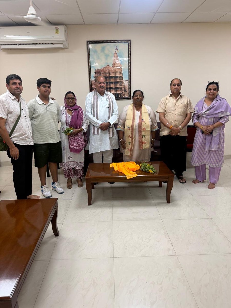 shakuntlakhatak's tweet photo. द्वारका मंदिर में अपनों के साथ प्रभु के पावन दर्शन कर उनका आशीर्वाद प्राप्त किया। 🙏✨

ईश्वर से सभी के सुख, समृद्धि, उत्तम स्वास्थ्य और उज्ज्वल भविष्य की कामना की।

जय श्री कृष्ण। 🌸

#ShakuntalaKhatak #DwarkaTemple #Blessings #Faith #SpiritualJourney https://t.co/Bp4IrsErEa