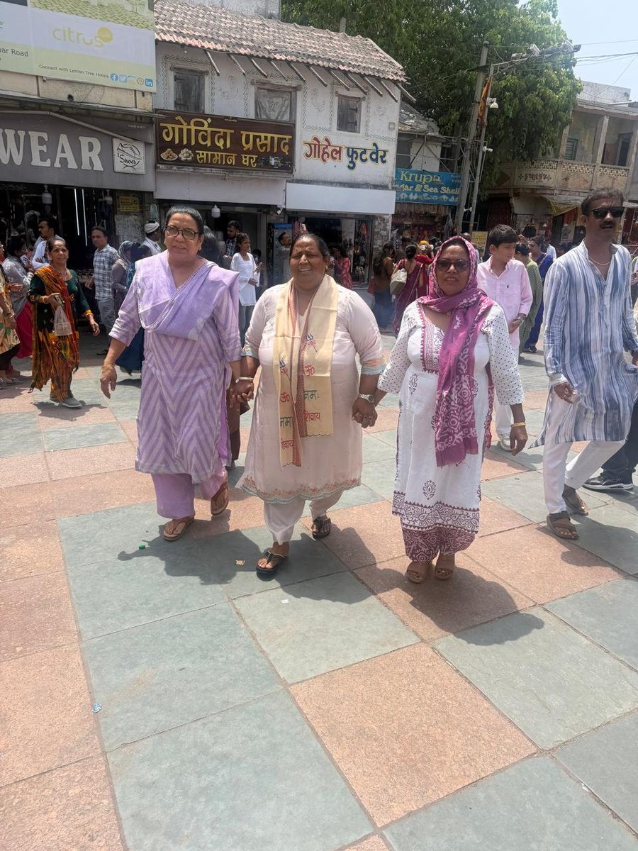 shakuntlakhatak's tweet photo. द्वारका मंदिर में अपनों के साथ प्रभु के पावन दर्शन कर उनका आशीर्वाद प्राप्त किया। 🙏✨

ईश्वर से सभी के सुख, समृद्धि, उत्तम स्वास्थ्य और उज्ज्वल भविष्य की कामना की।

जय श्री कृष्ण। 🌸

#ShakuntalaKhatak #DwarkaTemple #Blessings #Faith #SpiritualJourney https://t.co/Bp4IrsErEa
