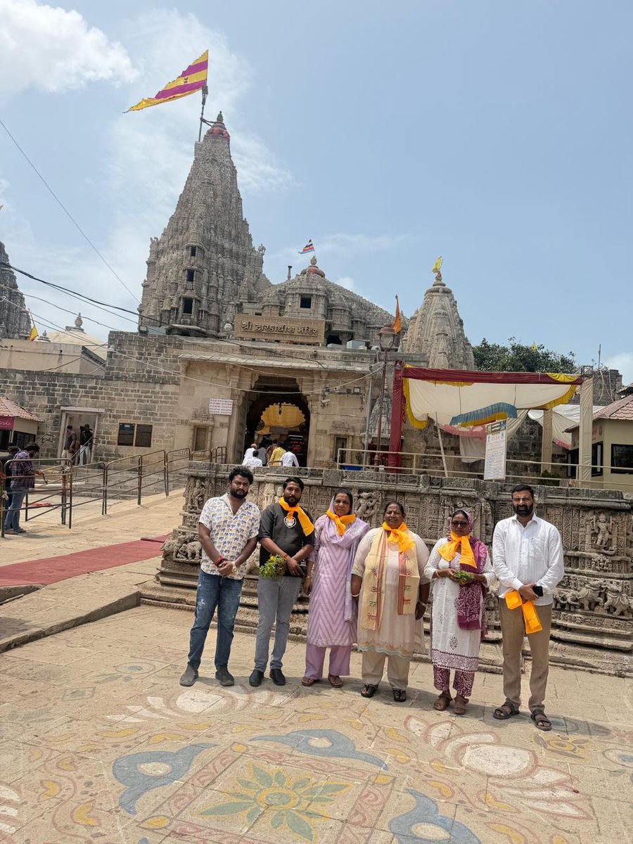 shakuntlakhatak's tweet photo. द्वारका मंदिर में अपनों के साथ प्रभु के पावन दर्शन कर उनका आशीर्वाद प्राप्त किया। 🙏✨

ईश्वर से सभी के सुख, समृद्धि, उत्तम स्वास्थ्य और उज्ज्वल भविष्य की कामना की।

जय श्री कृष्ण। 🌸

#ShakuntalaKhatak #DwarkaTemple #Blessings #Faith #SpiritualJourney https://t.co/Bp4IrsErEa