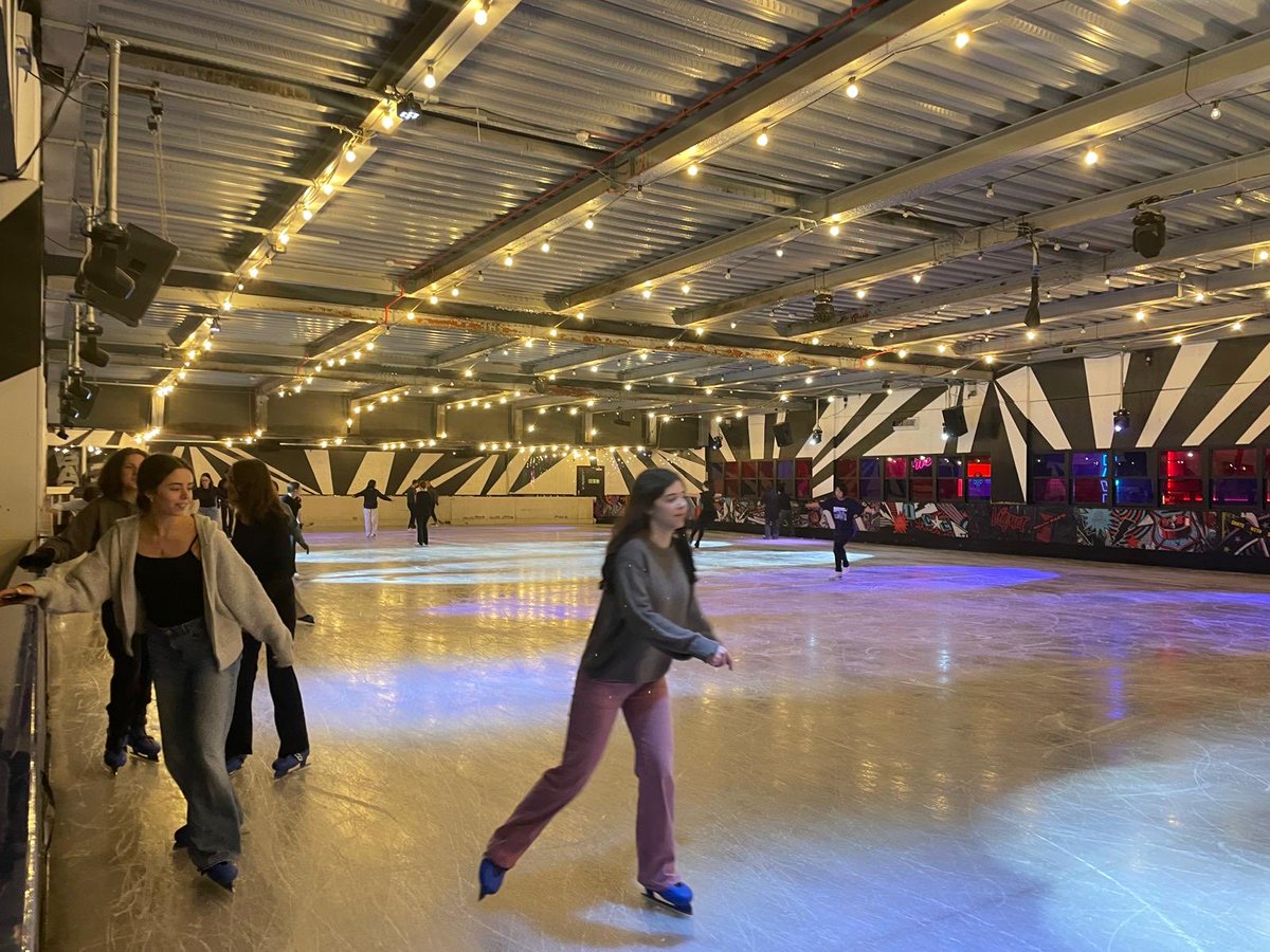 Canada_Blanch's tweet photo. Nos deslizamos juntos hacia el final de un gran curso. ❄️⛸️ Risas, vueltas, trabajo en equipo y muchos buenos momentos para despedir la tutoría como se merece. ¡Ahora a disfrutar del verano! 💙☀️#FinDeCurso #Tutoría #PistaDeHielo #RecuerdosQueSuman @consejeriauk @AccEducativaExt https://t.co/1Lpu8CdZ8K