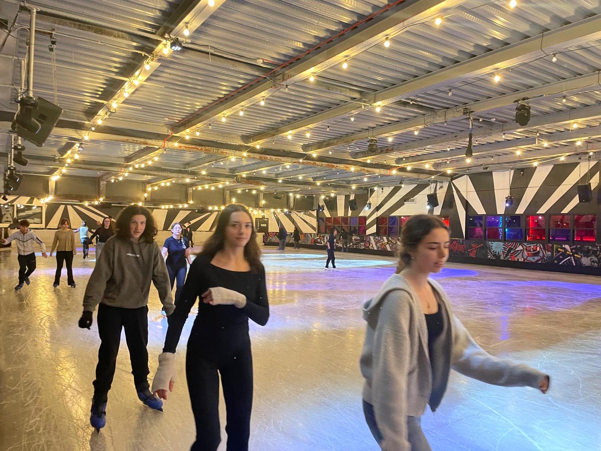Canada_Blanch's tweet photo. Nos deslizamos juntos hacia el final de un gran curso. ❄️⛸️ Risas, vueltas, trabajo en equipo y muchos buenos momentos para despedir la tutoría como se merece. ¡Ahora a disfrutar del verano! 💙☀️#FinDeCurso #Tutoría #PistaDeHielo #RecuerdosQueSuman @consejeriauk @AccEducativaExt https://t.co/1Lpu8CdZ8K