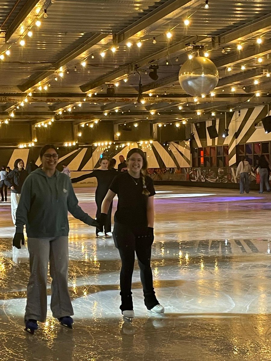 Canada_Blanch's tweet photo. Nos deslizamos juntos hacia el final de un gran curso. ❄️⛸️ Risas, vueltas, trabajo en equipo y muchos buenos momentos para despedir la tutoría como se merece. ¡Ahora a disfrutar del verano! 💙☀️#FinDeCurso #Tutoría #PistaDeHielo #RecuerdosQueSuman @consejeriauk @AccEducativaExt https://t.co/1Lpu8CdZ8K
