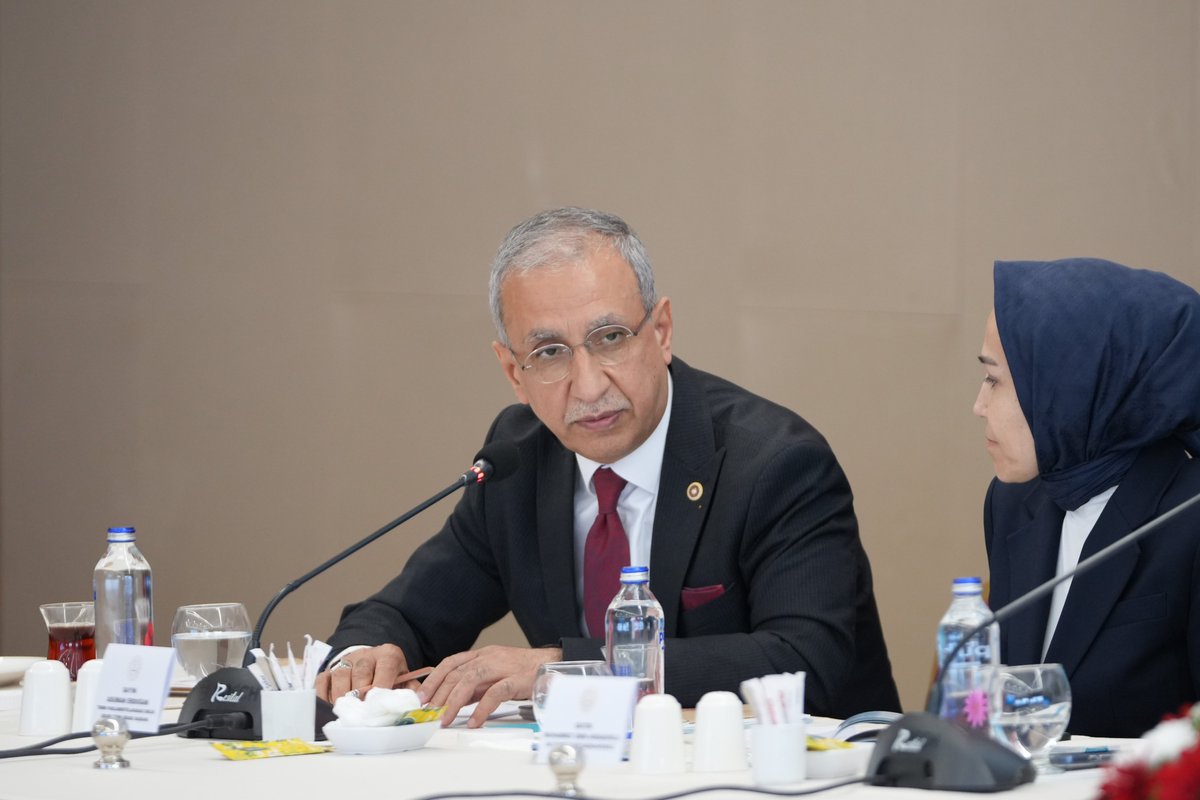 ProfDrDusak's tweet photo. Millî Eğitim Bakanımız Sayın Prof. Dr. Yusuf Tekin’in başkanlığında, AK Parti Grup Başkanvekilimiz Sayın Muhammet Emin Akbaşoğlu ve kıymetli milletvekili arkadaşlarımızın katılımıyla gerçekleştirilen Milletvekilleriyle İstişare ve Değerlendirme Toplantısı’na iştirak ettik.

Toplantıda; Türkiye Yüzyılı Maarif Modeli başta olmak üzere eğitim politikaları, eğitimde kaliteyi artırmaya yönelik çalışmalar, devam eden yatırımlar ve önümüzdeki döneme ilişkin hedefler kapsamlı şekilde değerlendirildi. 

Ülkemizin eğitim vizyonuna katkı sunacak istişarelerin hayırlara vesile olmasını temenni ediyorum.

@Yusuf__Tekin @tcmeb