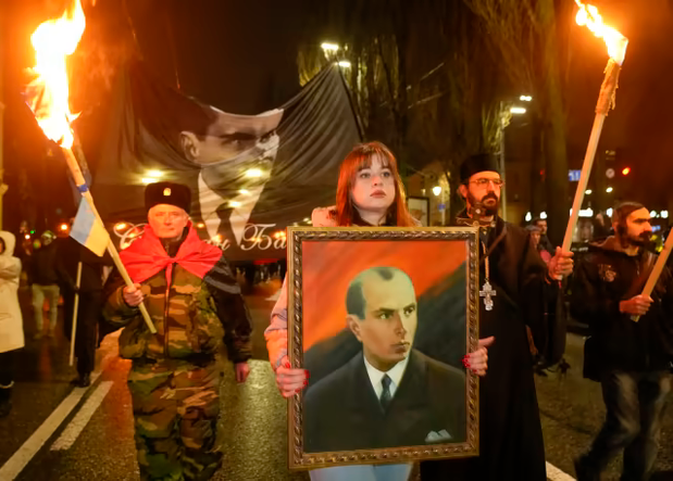 Dispropoganda's tweet photo. Zelensky: we're honoring our heroes!

The "heroes": https://t.co/nrnU39SQeo