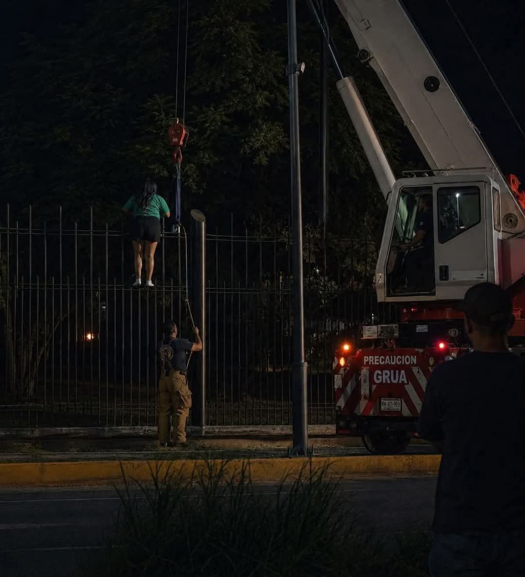 rdmaquiavelo's tweet photo. ¿Cómo te recuperas socialmente después de esto? 

Le cerraron la puerta en el fan fest de @parquefundidora, no se quedó de brazos cruzados, escaló 4 metros sobre una barda metálica y ya no pudo bajar. 

Se necesitó una grúa para poder bajarla. #Monterrey #FanFest #Viral @MtyFollow