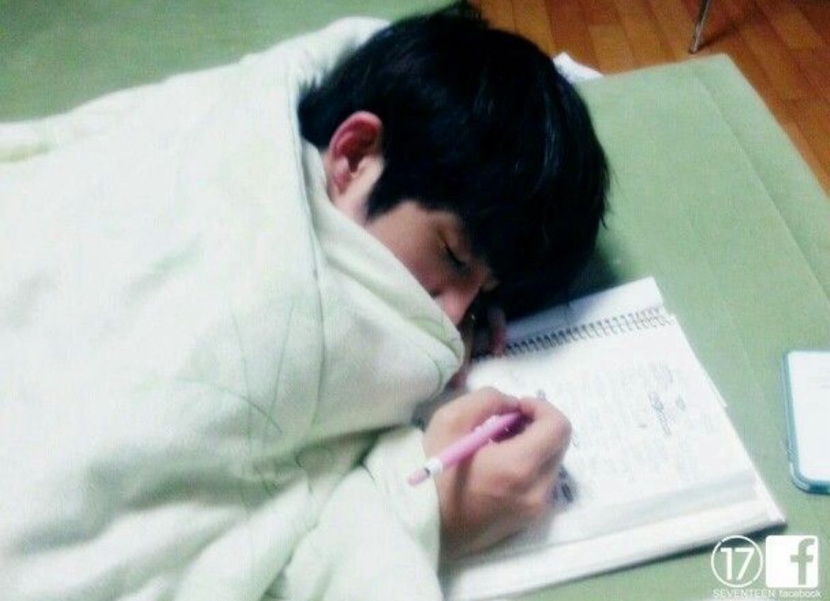 blossommycherry's tweet photo. 진짜 고딩                                                 가짜 고딩 https://t.co/yZBiolNged