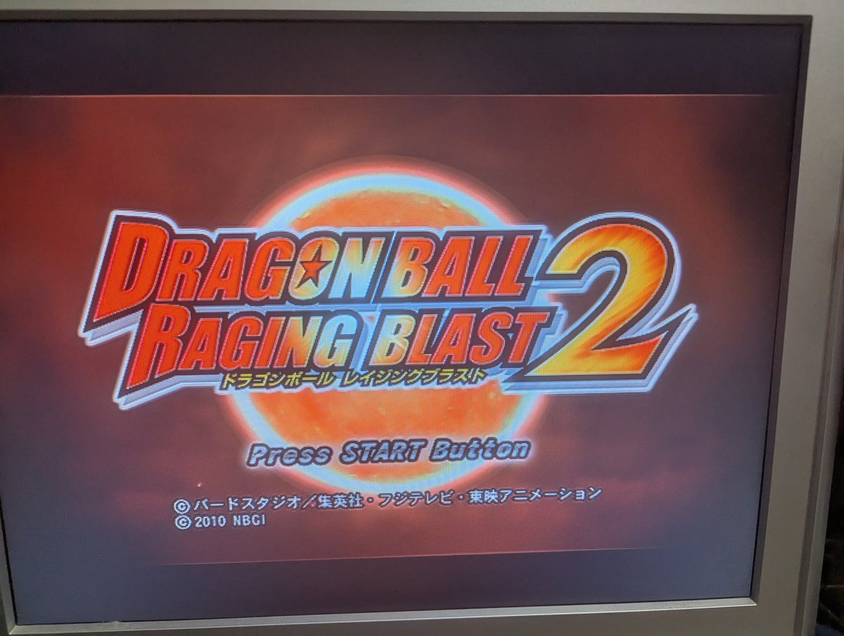 inamune's tweet photo. 大昔に使ってたMP3プレーヤーが同じケーブルだったのでそれを代用。

無事に起動しました！

コントローラーは3個中2個は不具合で、1個はスティックがベタベタ…。
整備しなきゃダメだし、電源もHDMIもモニターのを使ったから足りない部品が多数…w

#ゲーム　#レトロゲーム　#PS3　#プレステ3 https://t.co/fUgIejN8QA