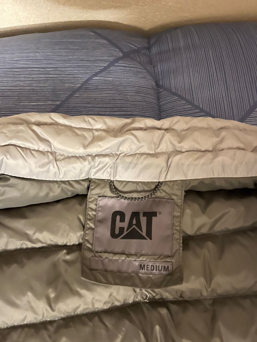 Gar4geS4LESCL's tweet photo. Vendo, Parka CAT Original – Talla M – Excelente estado (CAT) acolchado, liviano y muy cómodo para usar en días fríos. Color beige/gris claro, con diseño acolchado y cierre frontal completo. Incluye dos bolsillos con cierre y parche original CAT en el pecho. https://t.co/P98jAfWGcH