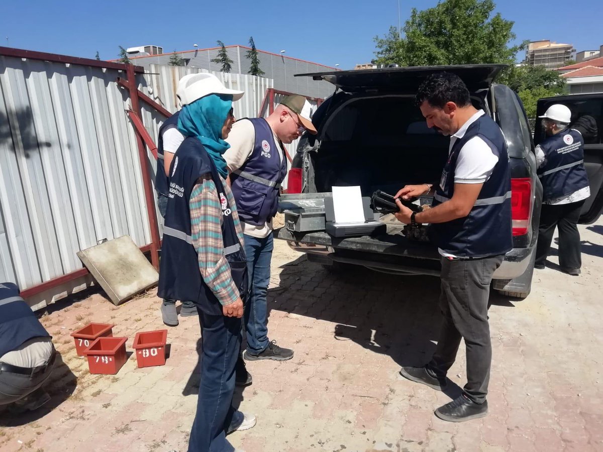 MeslekiHizmet's tweet photo. Yapı Malzemeleri Denetiminde Mobil Uygulama Dönemi Başladı

Mesleki Hizmetler Genel Müdürlüğü olarak yürüttüğümüz Piyasa Gözetimi ve Denetimi (PGD) faaliyetlerinde, denetim verilerinin daha hızlı kayıt altına alınması, etkin şekilde izlenmesi ve dijital ortamda yönetilmesi amacıyla geliştirilen mobil yazılım uygulaması kullanılmaya başlandı.

Bu kapsamda, 81 il genelinde yürütülen PGD faaliyetlerinin mobil ortamda gerçekleştirilmesine yönelik saha çalışmaları devam ediyor. Uygulamanın etkinliğini artırmak ve denetim süreçlerini desteklemek amacıyla, 1 Temmuz 2026 tarihinde Konya Çevre, Şehircilik ve İklim Değişikliği İl Müdürlüğü denetim ekipleri ile Genel Müdürlüğümüz personelinin katılımıyla birleşik denetim faaliyetleri gerçekleştirildi.

Uygulama sayesinde denetim süreçlerinin dijitalleştirilmesi, sahada veri girişinin hızlandırılması, denetimlerin daha etkin şekilde takip edilmesi ve verilerin merkezi sisteme anlık olarak aktarılması hedefleniyor.

@baslan06 
@MeslekiHizmet #YapıMalzemeleri #PiyasaGözetimi #denetim #DijitalDönüşüm #MobilUygulama #DijitalDenetim #YapıGüvenliği #yapı #Konya