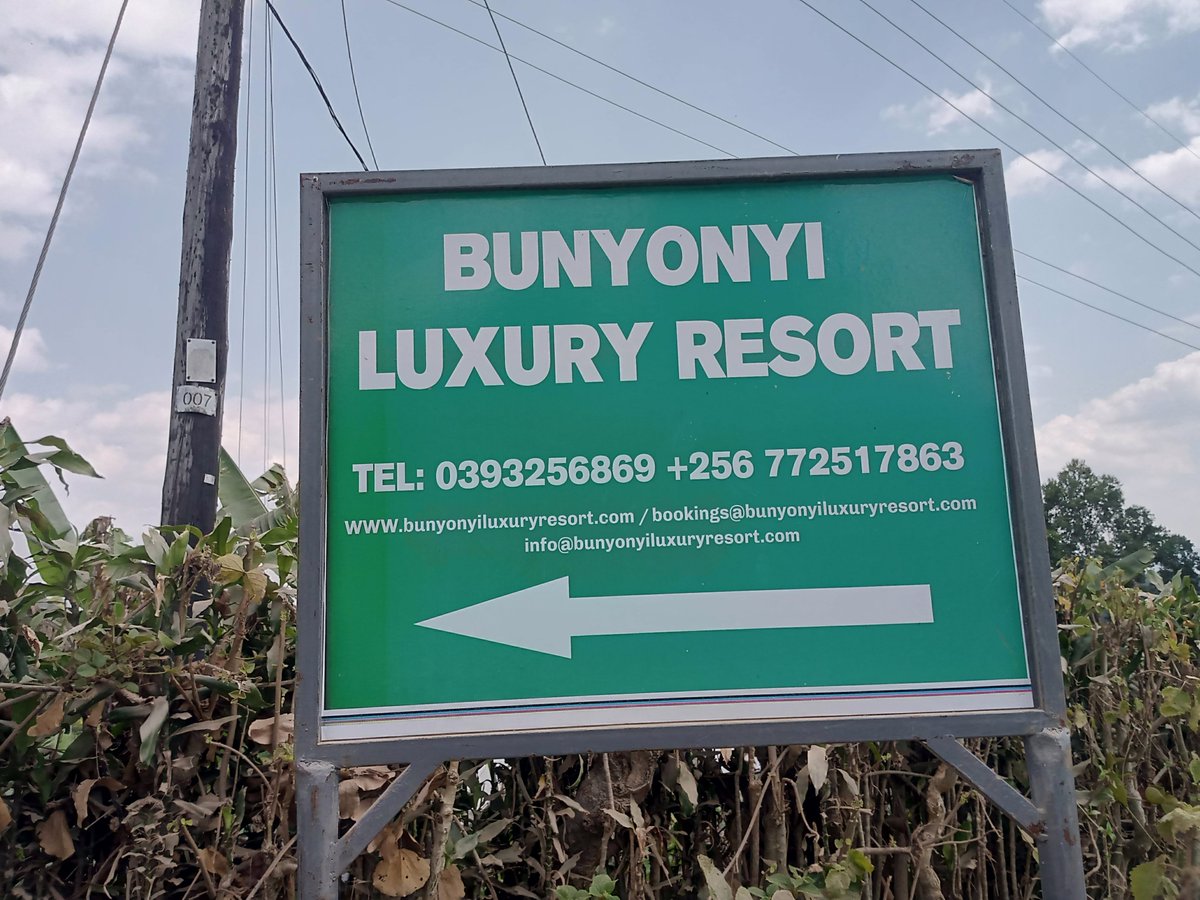 Bernardkwiri's tweet photo. Despite the bad road, Lake Bunyonyi has not stopped investors from setting up resorts &amp; Ladies. Bunyonyi Luxury resort @bunyonyiluxuryR  is among but to access it you have to hustle &amp; jungle. Very nice place to visit and relax your mind. @MTWAUganda @KabaleDistrict #LakeBunyonyi. https://t.co/A0BC3YP2Bx