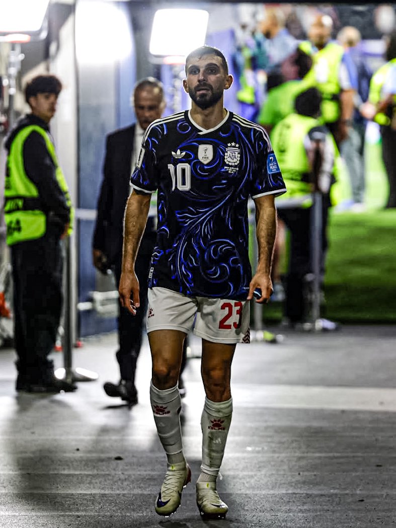 dataref_ar's tweet photo. 🙌🇦🇷 “QUIERO EXPRESAR MI GRATITUD Y APRECIO POR LOS MENSAJES DE LOS AFICIONADOS DE ARGENTINA”

🇯🇴 El posteo de Ehsan Haddad, capitán de la Selección de Jordania, post partido ante Argentina:

“Quiero expresar mi gratitud y aprecio por los comentarios y mensajes que recibo de los aficionados de Argentina. 

Este reconocimiento seguirá siendo una gran motivación para demostrar una imagen positiva de Jordania en todo el mundo.

Deseo toda la suerte para ustedes en el Mundial”.

🔥 Se llevó la ‘10’ de Lionel Messi.
