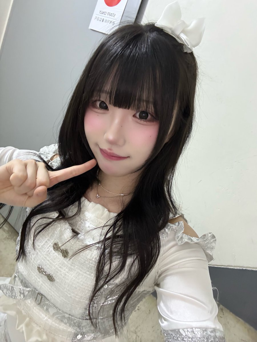 solanin_riyu's tweet photo. 260701 PRAY 베타 리리이베!🤟

베타 분들의 리리이베 축하드립니다!! 초대해쭤서 고마워어.. 평소 베타 노래를 많이 좋아했는데 역시 라이브가 더 좋은 느낌을 주네요 수고많으셧어요😍
오늘 저는 사과머리에 리본! 오늘 유독 더 예쁜거같다는 말을 많이 들어서 오늘 한 머리를 자주 해야게써유 호호.. 요새 머리 묶는거보다 푼게 더 어울리는거같다는 생각을 해요… 왜인지 근본이었던 사이드 포니테일을 자주 안하게되고 푼머리를 계속 하게돼! 내일은 무슨 머리해야하지이… 일단 머리속에 생각중인건 양갈래 랍니다 서브복양갈래는 한번도 안 해본거같아서!!! 고민이네.. 오늘 만나러와주셔서 감사합니다! 계속 목 상태가 안좋은데 얼른 나아서 더 좋은 무대 보여드릴게요 으아아아어어엉.. 소라닌은 바로 내일! 에덴 매쉬업🎶 프리즘홀에서 만나요! 

˗ˏˋയ ✩ Next = 에덴매쉬업 프리즘홀