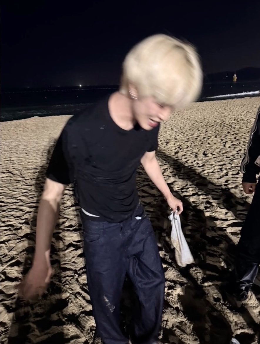 oceanxoul's tweet photo. "fell into the sea"

💬: Isn't there a video? LOL
🍀: There is, but it's way too revealing, so i can't show it...
💬: Seunghan and sagging what a legendary combination. I'm delighted.
🍀: It was just because my pants got soaked and became heavy, so they slipped down...

LMAO 😭🤣 https://t.co/csg1WOeI7V