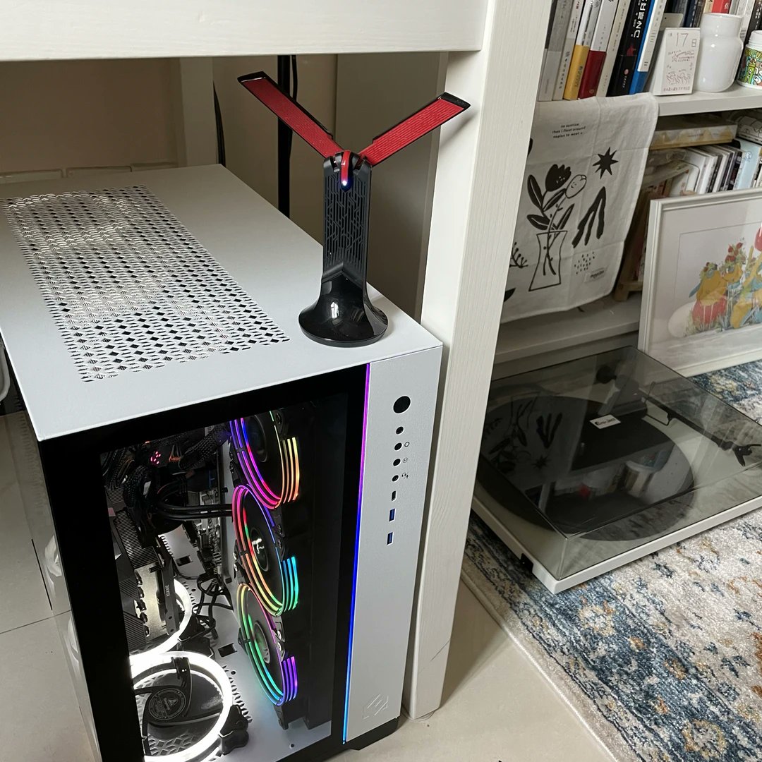 KuangBear's tweet photo. Transform your desk into a productivity zone with a minimalist setup — just a laptop, a small plant, and a clean notebook. No clutter, just focus and calm. https://t.co/taiTxHcKEf
