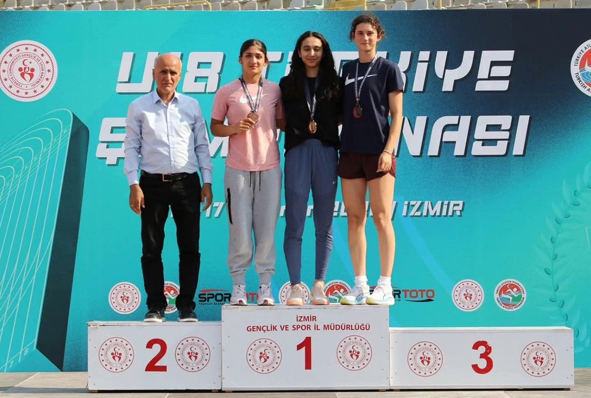 bornovamem's tweet photo. 🇹🇷🏆Altındağ Anadolu Lisesi’nde Avrupa Gururu! 

Altındağ Anadolu Lisesi öğrencimiz ve milli sporcumuz Ceylin AKTAŞ’ı, İtalya’da düzenlenecek olan U18 Avrupa Şampiyonası finallerine büyük bir gururla uğurluyoruz.🇹🇷

U18 Uzun Atlama Türkiye Şampiyonası’nda 5,99’luk harika derecesiyle şampiyon olan ve Slovenya’daki Balkan Şampiyonasına katılmaya hak kazanan öğrencimiz, bu başarısıyla Avrupa barajını da başarıyla geçmişti. Bu muazzam dereceden sadece bir hafta sonra katıldığı U20 Uzun Atlama yarışmasında çıtayı daha da yükselterek 6,06’lık derecesiyle Avrupa kotasını bir kez daha alan Ceylin AKTAŞ, 16-19 Temmuz 2026 tarihleri arasında İtalya’da ay-yıldızlı formayla hem ülkemizi hem de okulumuzu temsil edecek. 

Yolun açık olsun Ceylin! 🇹🇷✈️

@tcmeb 
@izmirvaliligi 
@izmir_ilmem