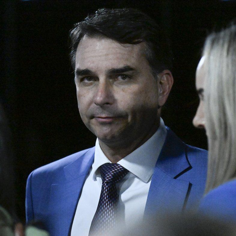 republiqueBRA's tweet photo. 🚨 💥 EITA! Nos últimos dias, além de garantir que não estará ao lado de Flávio Bolsonaro, Michelle Bolsonaro tem dito que a campanha dele será abalada em breve por novos escândalos, que nocautearão sua candidatura. https://t.co/yEAragr2To