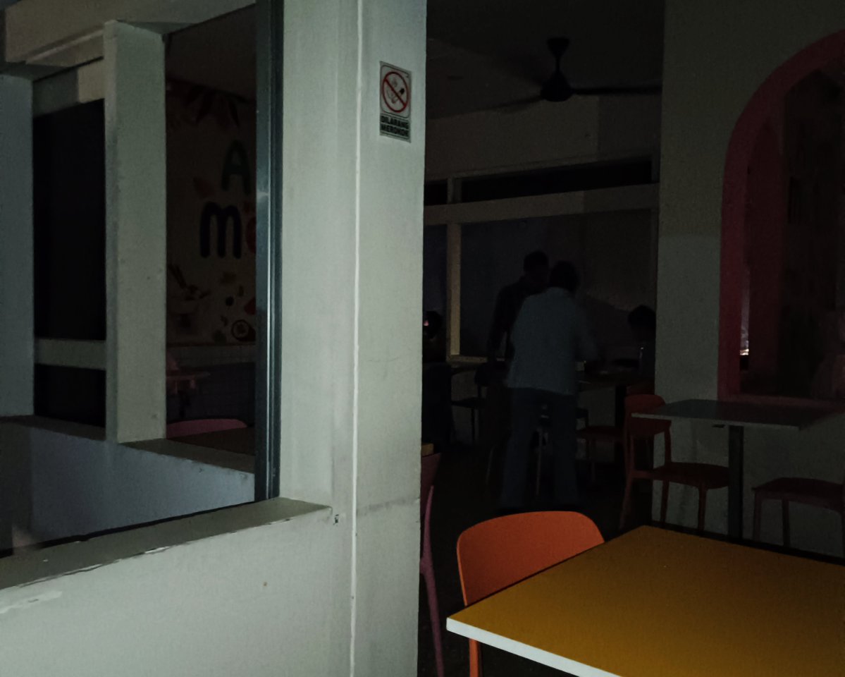 _donkey_'s tweet photo. if i had a nickel for every time i clocked out, grabbed some chicken, and the power went out while i was eating, i'd have two nickels. which isn't a lot, but it's weird that it happened twice https://t.co/cpR38z9DRl