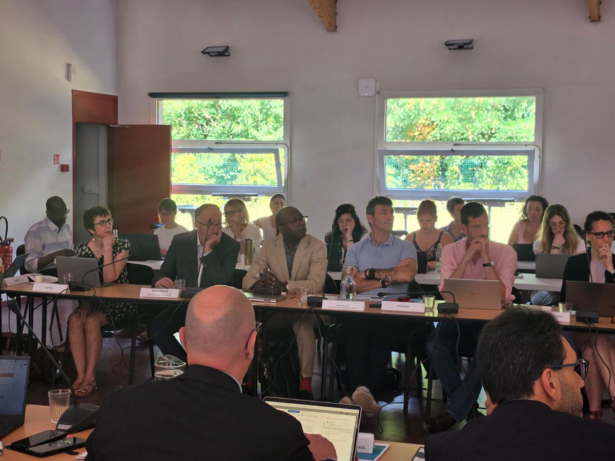 cavyvs's tweet photo. Temps fort pour le renouvellement urbain du VYVS. La revue de projet, réunissant l'État, l'Agglo, les communes, l'ANRU et leurs partenaires, a confirmé la dynamique engagée. Objectif : poursuivre la transformation des quartiers au bénéfice des habitants. @durovray https://t.co/oyJ3Op011E