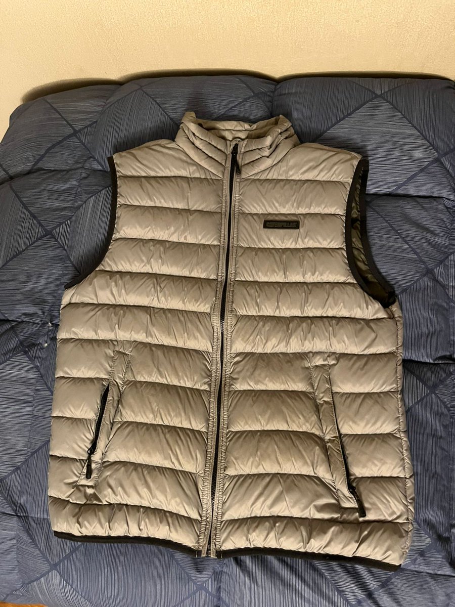 Gar4geS4LESCL's tweet photo. Vendo, Parka CAT Original – Talla M – Excelente estado (CAT) acolchado, liviano y muy cómodo para usar en días fríos. Color beige/gris claro, con diseño acolchado y cierre frontal completo. Incluye dos bolsillos con cierre y parche original CAT en el pecho. https://t.co/P98jAfWGcH