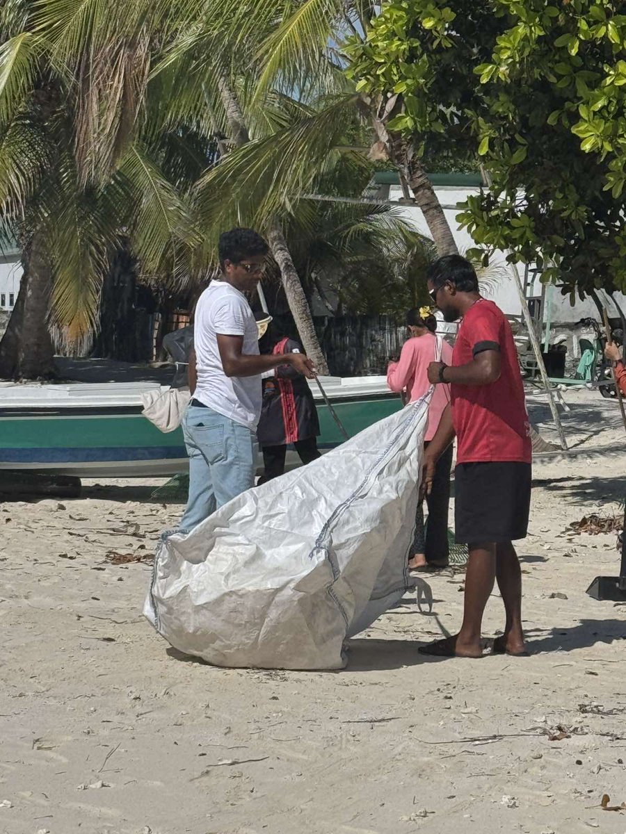 CouncilFodhdhoo's tweet photo. ދުނިޔޭގެ ކަނޑުތަކުގެ ދުވަސް ފާހަގަކުރުމުގެ ގޮތުން ބޭއްވުނު ބީޗް ސާފުކުރުން

@lgaMaldives 

#visitfodhdhoomaldives https://t.co/elDlOeKb2E