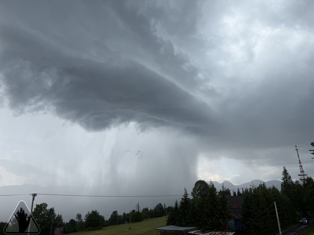 SOB_pl's tweet photo. Dosłowna ściana deszczu pojawiła się nad Zakopanem!
📷Użytkownik naszego Systemu Raportów, Justyna
@MeteoprognozaPL @meteo_expert @NaGraHo
#obserwatorzyburz #burza #pogoda #deszcz #polska #lato #burze https://t.co/bAxAkU4SuU