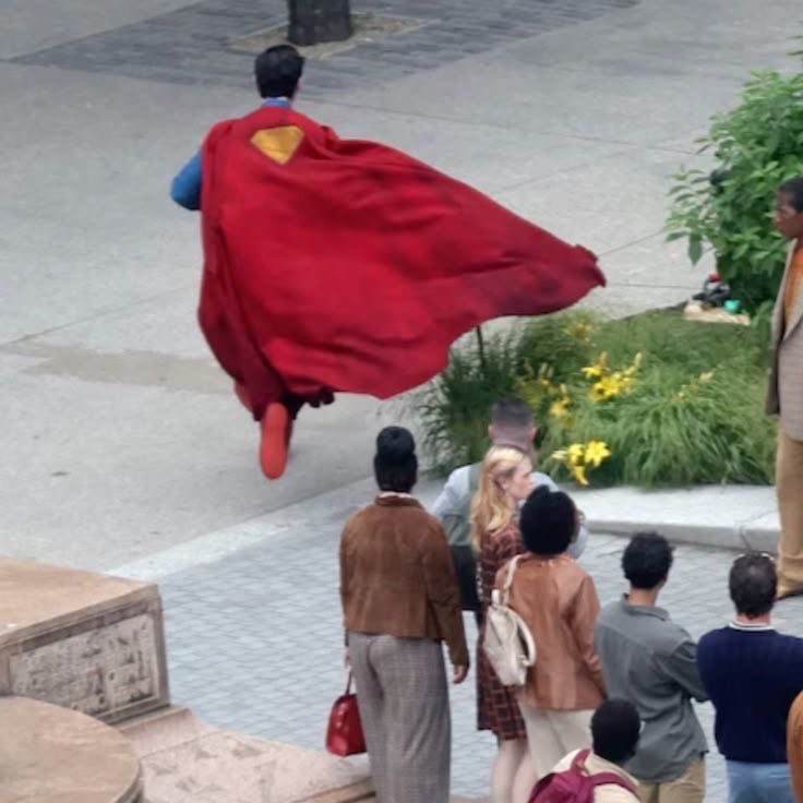 everbore's tweet photo. really big fan of superman pics where he actually looks like he could be real or like a regular citizen off the street snapped a pic of him as he passed by/saved people https://t.co/AfuaWsNsn8