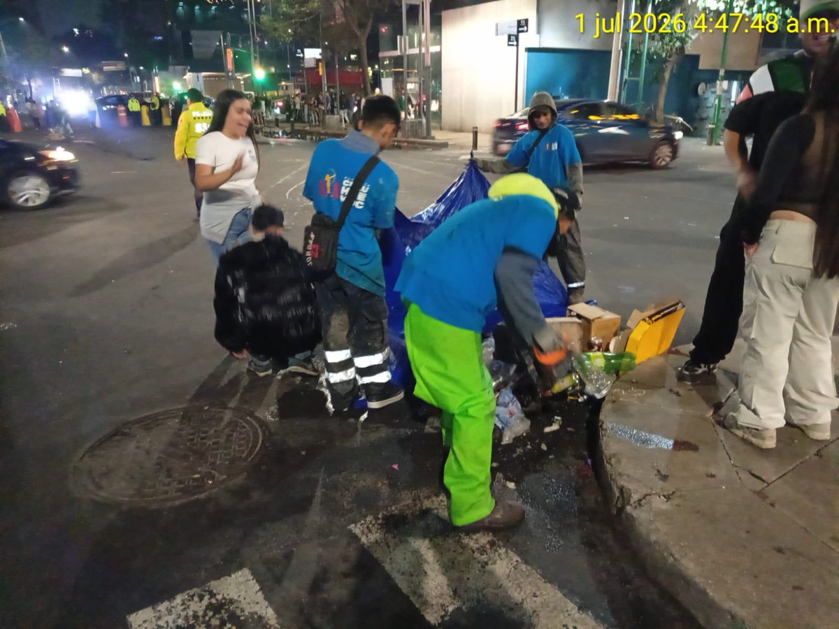 AlessandraRdlv's tweet photo. Después de los festejos por este triunfo histórico de México, aquí seguimos trabajando para que nuestras calles vuelvan a estar limpias y en orden. Celebrar también es cuidar lo que es de todos.

Hagamos historia dentro y fuera de la cancha. Si hoy demostramos que unidos podemos lograr lo imposible, también podemos demostrar que somos capaces de levantar la basura que deja el festejo.

Gracias al equipo de limpia que se la rifa de todas, todas.