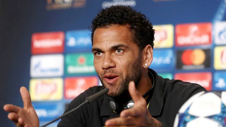 AURAGOALX's tweet photo. 🚨🗣️ Dani Alves:

“If people say Real Madrid are bigger than Barcelona simply because they have more trophies, then by that same logic, I’m better than Cristiano Ronaldo because I’ve won more trophies than him.” https://t.co/e5UMuY4RUa