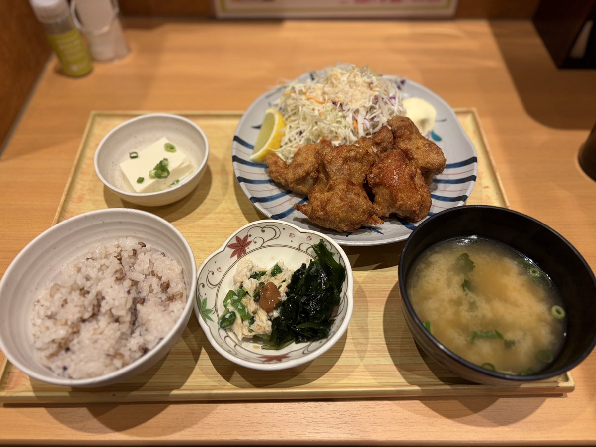 yum_tw's tweet photo. 13日目
🍅デイリー消化⚓️
野菜一日これ一本

朝ごはんがわりの1本！
そして仕事終わりには、から揚げ定食に鶏肉とオクラの酢のもの小鉢をつけてみた。少しでも野菜を多く取らなければ…

#西友code831
#待ってろ西友
#カゴメC2機関 https://t.co/VpozTdsc1c