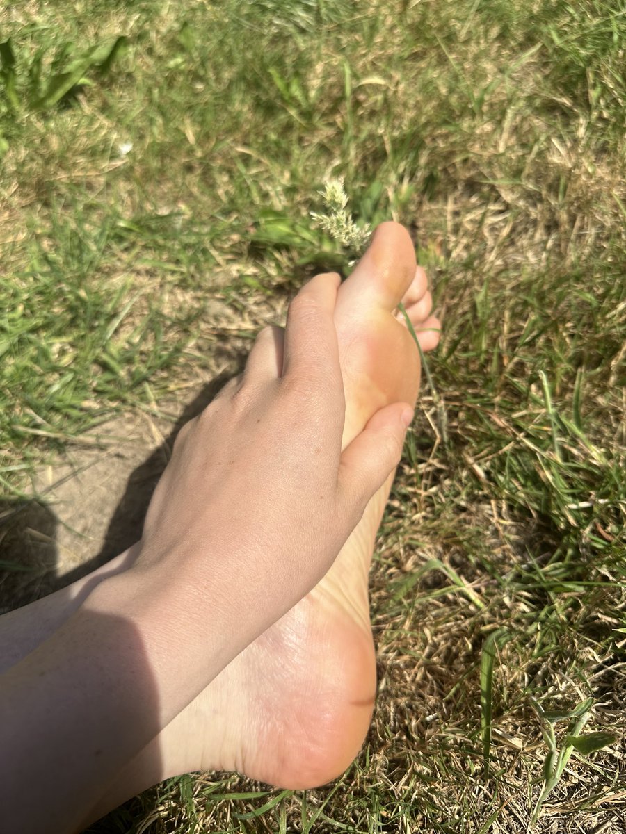 Goddessof111's tweet photo. Selling feet photos 🦶🏻🌹#dom #feet #feetworship https://t.co/C8DP77gPWA