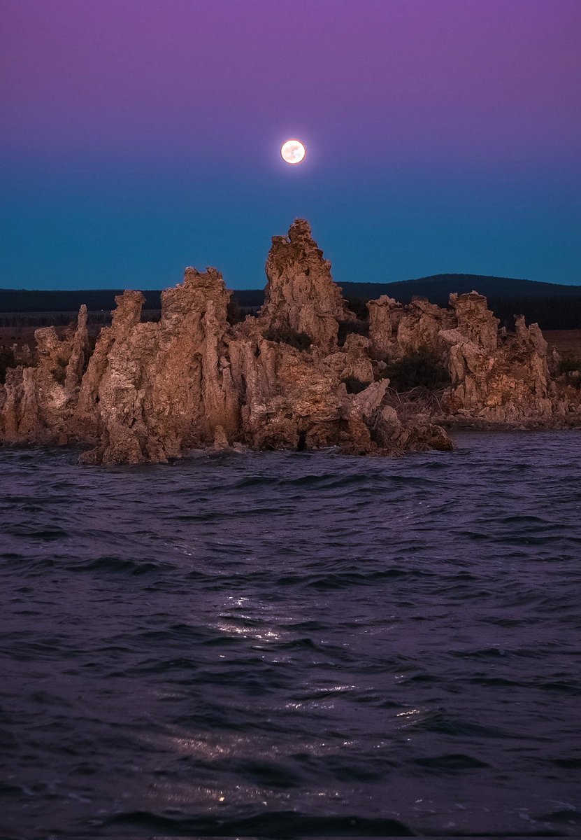 openshutter21's tweet photo. I love seeing a full moon glow off of the water. It was just light enough that the light reflecting off off of the moon could be balanced with the ambient light of the sun that already set. https://t.co/5XtsDhWgJj