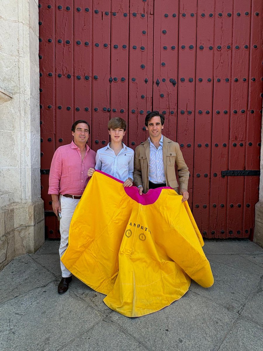 LancesMaestranz's tweet photo. 📸 Esta mañana ha tenido lugar la entrega del capote de @juanortegapr y el vale de 400 euros en 🎟️ entradas en la Maestranza a Manuel Félix Román por ser el ganador de la quiniela de la pasada novillada de promoción del 🗓️ 25 de junio ¡Enhorabuena! 👏👏

@lancesdefuturo https://t.co/s2iF33Djph