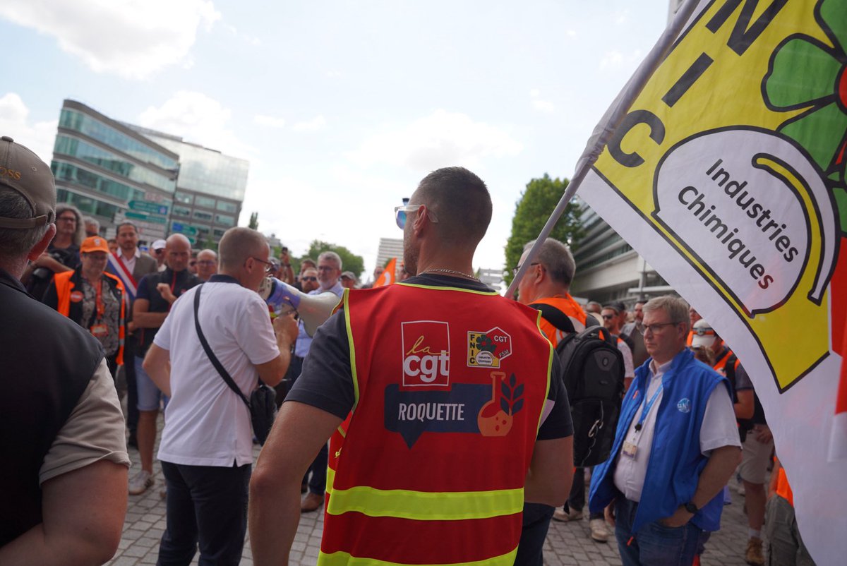 Aurelien_Le_Coq's tweet photo. J’étais cet après-midi avec les salarié•es de Roquette Frères devant le siège de la firme à La Madeleine.

310 licenciements annoncés alors qu’ils versent des dividendes records : ça suffit !

Défendons l’emploi et notre souveraineté ! https://t.co/jmEFRNjERg