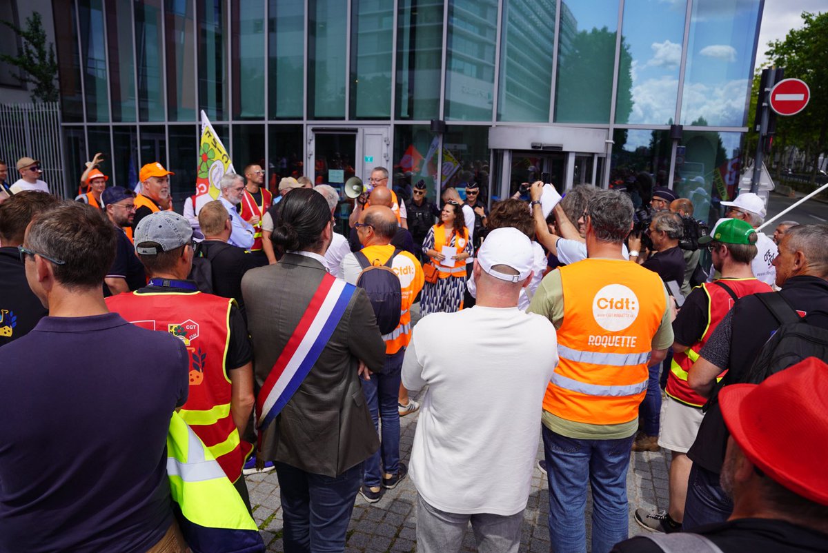Aurelien_Le_Coq's tweet photo. J’étais cet après-midi avec les salarié•es de Roquette Frères devant le siège de la firme à La Madeleine.

310 licenciements annoncés alors qu’ils versent des dividendes records : ça suffit !

Défendons l’emploi et notre souveraineté ! https://t.co/jmEFRNjERg