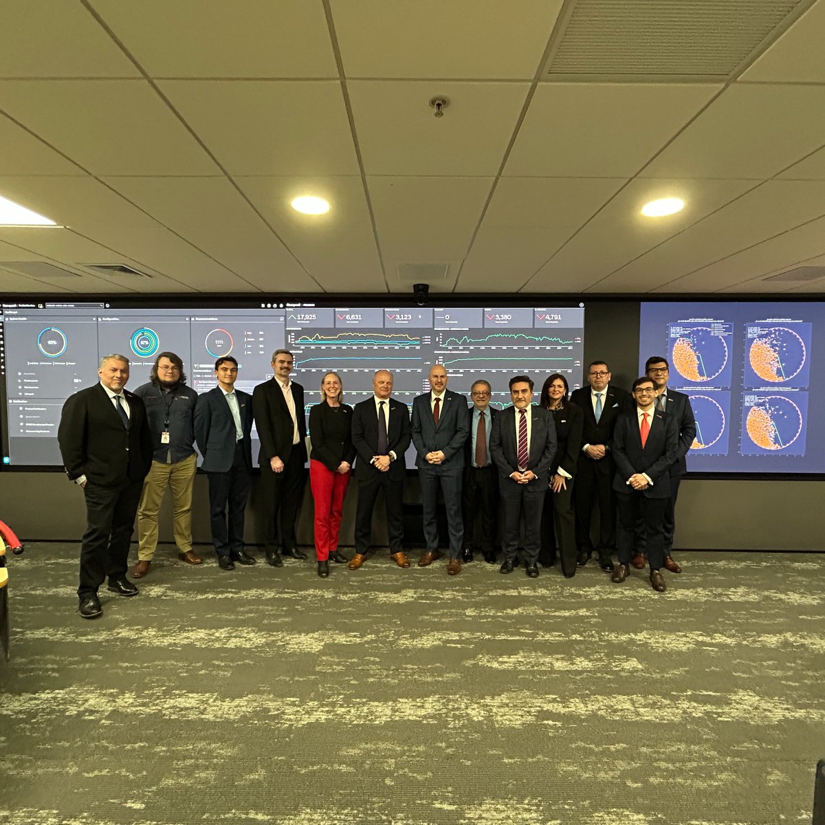 USAmbCL's tweet photo. La colaboración real se traduce en tecnología, capacitación y empleos. Visité recientemente el Centro de Excelencia Minera de Honeywell Technologies en Las Condes, donde vi cómo la tecnología estadounidense permite monitorear remotamente procesos mineros en distintas regiones de Chile, contribuyendo a una industria más segura y eficiente. La inversión de Honeywell en Chile fortalece además la formación de alta calidad y las oportunidades laborales para chilenos. #HoneywellTechnologies