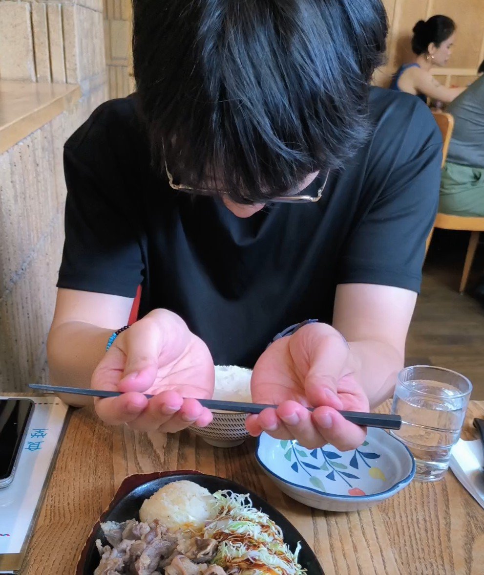 xxm13517634's tweet photo. 哥哥表面上乖乖地用双手把筷子递给我，
桌底下却被妹妹的脚趾灵活地玩弄着那根早已硬得发烫的小狗棒。
他红着耳根，小声对我说：有人呢
却还是忍不住悄悄把腿张得更开了一点。
嘻嘻，我就这样笑废物哥哥～
#4i #小狗 #纯爱 https://t.co/kCuIqskgX6