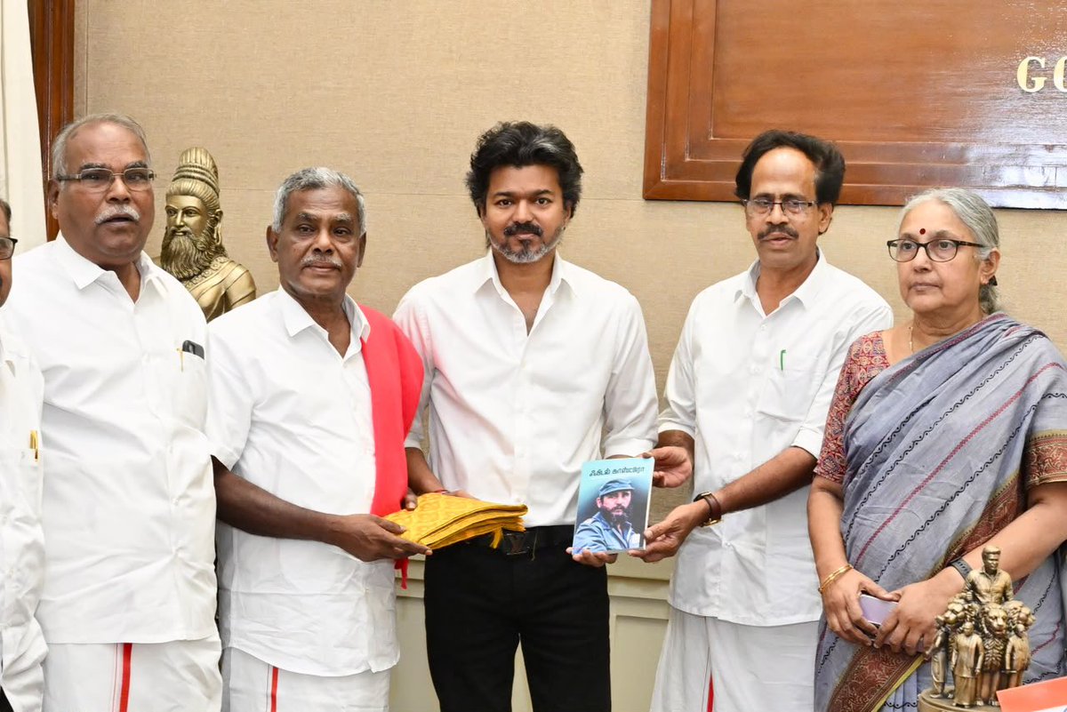 Shanmugamcpim's tweet photo. தமிழ்நாடு முதலமைச்சர் மாண்புமிகு சி.ஜோசப் விஜய் அவர்களை தலைமைச் செயலகத்தில் இடதுசாரிகள் கட்சிகள் சார்பில் #CPIM சார்பில் நானும் #CPI மாநில செயலாளர் மு.வீரபாண்டியன், #CPIM அரசியல் தலைமைக்குழு உறுப்பினர்கள் கே.பாலகிருஷ்ணன், உ. வாசுகி, மத்திய குழு உறுப்பினர் என்.குணசேகரன், மாநில செயற்குழு உறுப்பினர் கே.கனகராஜ், #CPI தேசிய நிர்வாக குழு உறுப்பினர் டி.எம்.மூர்த்தி, மாநில துணைச் செயலாளர்கள் என்.பெரியசாமி, ரவி, தேசியக்குழு உறுப்பினர் செல்வராஜ் உள்ளிட்டோர் சந்தித்து மக்கள் நலன் சார்ந்த கோரிக்கைகளை வலியுறுத்தினர்.

@CMOTamilnadu