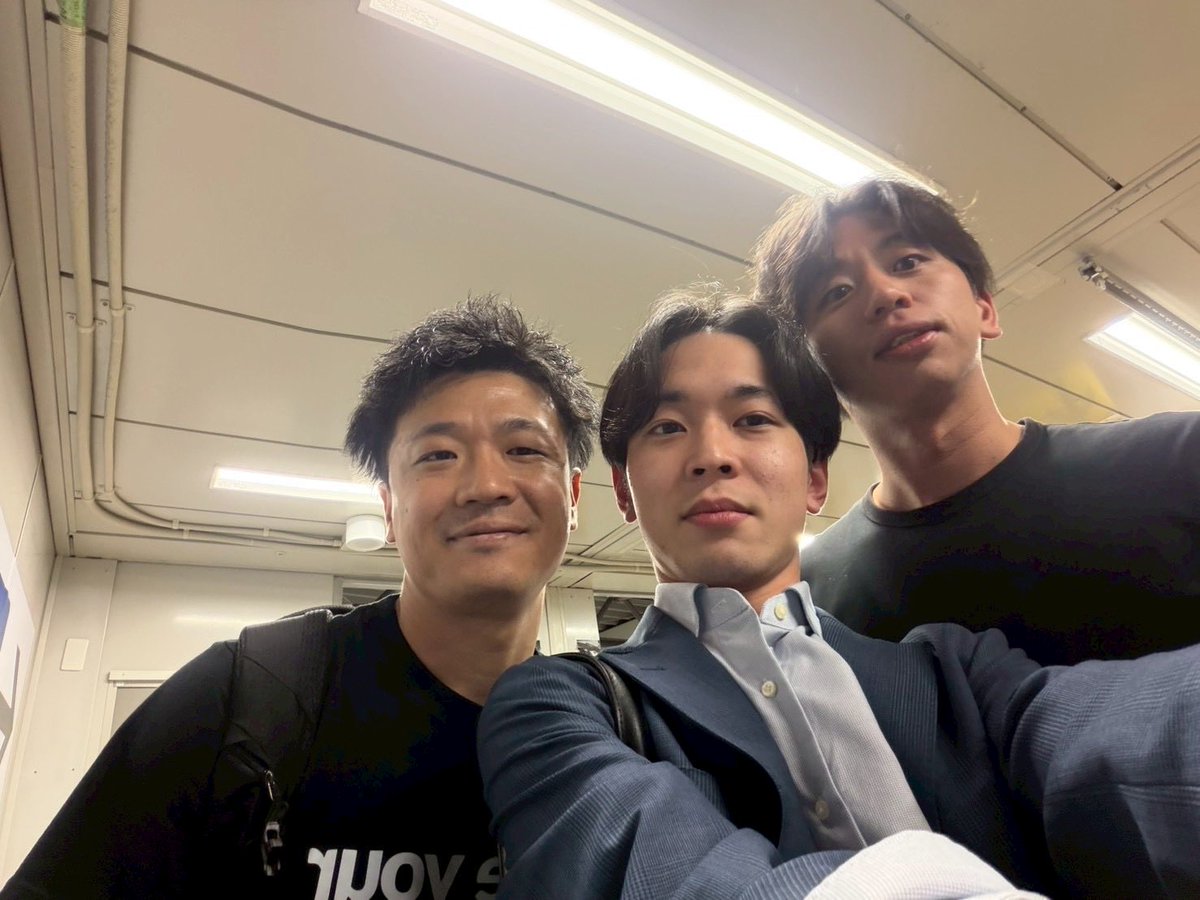 amazon_mikata's tweet photo. 富山で切磋琢磨した前職の同僚と、東京で久しぶりに飲んだ時のやつ。

みんな転職して、それぞれ違う業界で頑張ってる。自分ももっと頑張る。 https://t.co/AbmCwRMoGc