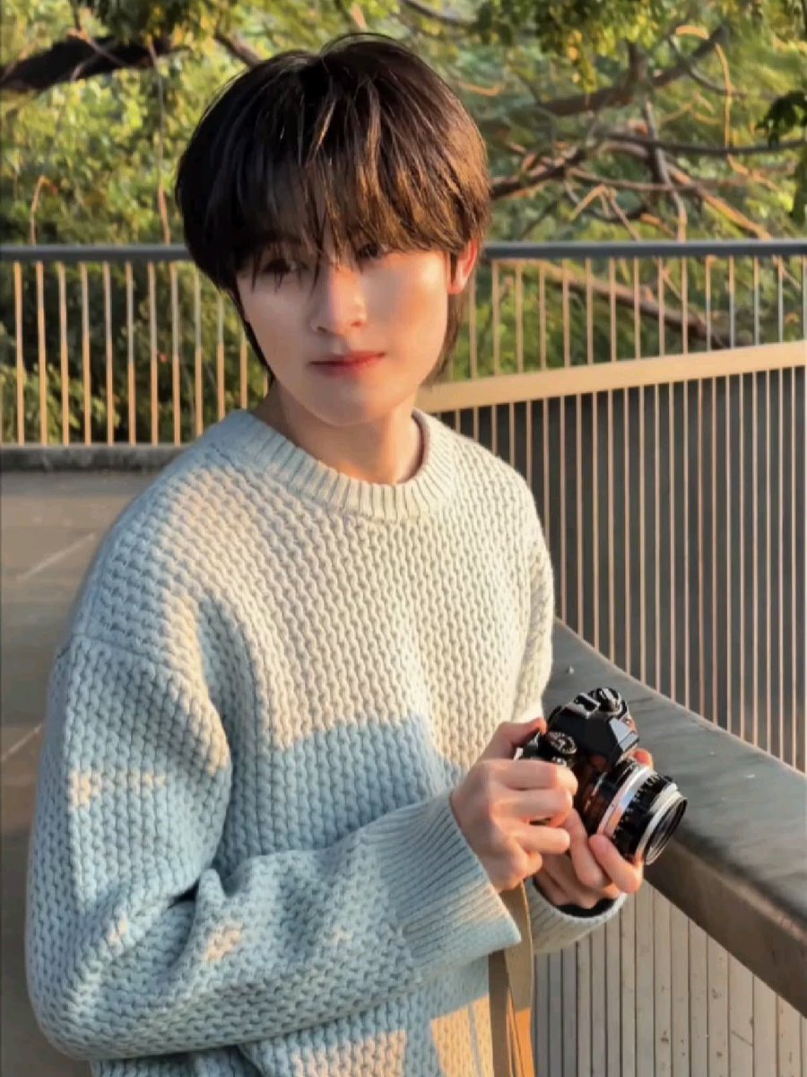 _ef9tys's tweet photo. “มายืนตรงนี้”

“เดี๋ยวเค้าถ่ายให้”

เธอยกกล้องขึ้น อีกคนก็หันไปมองน้ำตกตรงหน้า ยกมือขึ้นบังแสงเหมือนไม่ตั้งใจโพส

“เสร็จแล้ว?”

“ยัง”

“อ้าว แล้วทำไมไม่กด”

คนตัวเล็กยิ้มมุมปาก ก่อนลดกล้องลงจากระดับสายตา

“กำลังรอ”

“รออะไร”

“รอให้เธอหันมามองทางนี้มั้ง”

คนตัวสูงหัวเราะ

 “วิวตรงหน้าสวยจะตาย”

“แต่เค้าชอบวิวที่เธอหันมายิ้มให้มากกว่า”

เขาส่ายหน้า ก่อนจะเดินเข้ามายืนข้างกัน

“งั้นก็ไปดูวิวด้วยกัน”

“อือ”

“ขอแค่ได้ไปกับเธอไม่ว่าที่ไหนก็สวยทั้งหมด”

“ไม่ได้หมายถึงวิวนะคะ”

“....”

“พี่หมายถึงเธอ”

“ห้ะ”