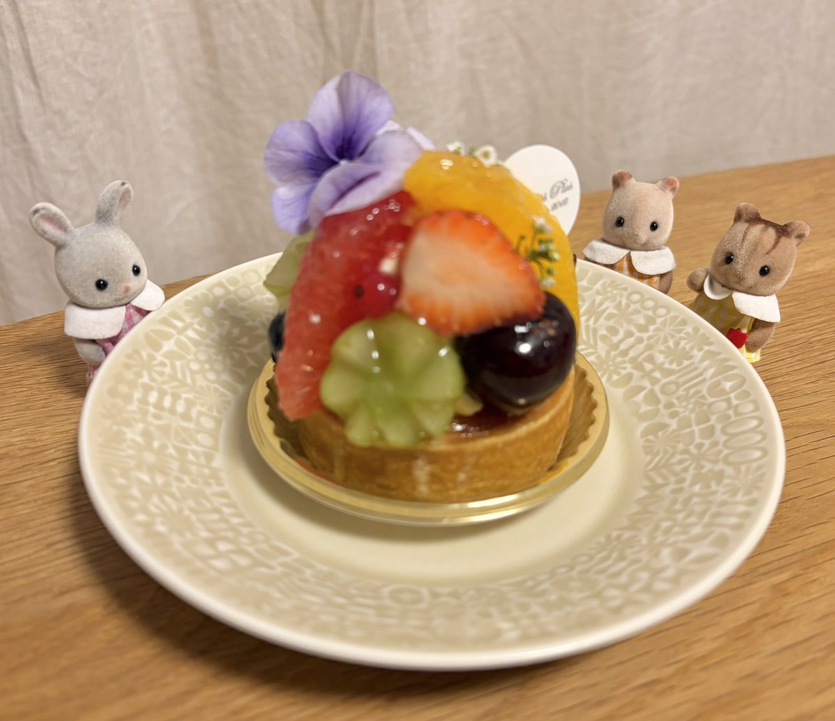 kitaura_5's tweet photo. お花がのったキラキラのケーキを食べました💐
フルーツもたっぷりで美味しかったです！

#シルバニアファミリー
#レタンプリュス https://t.co/u4CH1ao5Sh