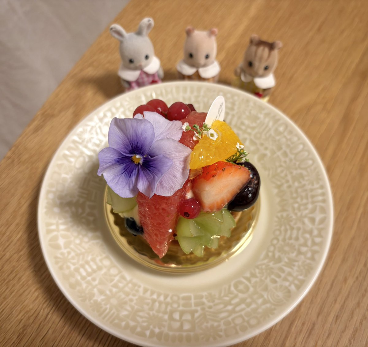 kitaura_5's tweet photo. お花がのったキラキラのケーキを食べました💐
フルーツもたっぷりで美味しかったです！

#シルバニアファミリー
#レタンプリュス https://t.co/u4CH1ao5Sh