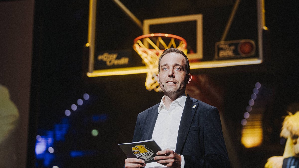 EWE_Baskets's tweet photo. Daniel Pleines rückt in die Geschäftsführung der EWE Baskets auf und führt den Club zukünftig gemeinsam mit dem Geschäftsführer Sport Srdjan Klaric.

���️ https://t.co/OSbQ5DIHMy https://t.co/Uu2t1dkprf